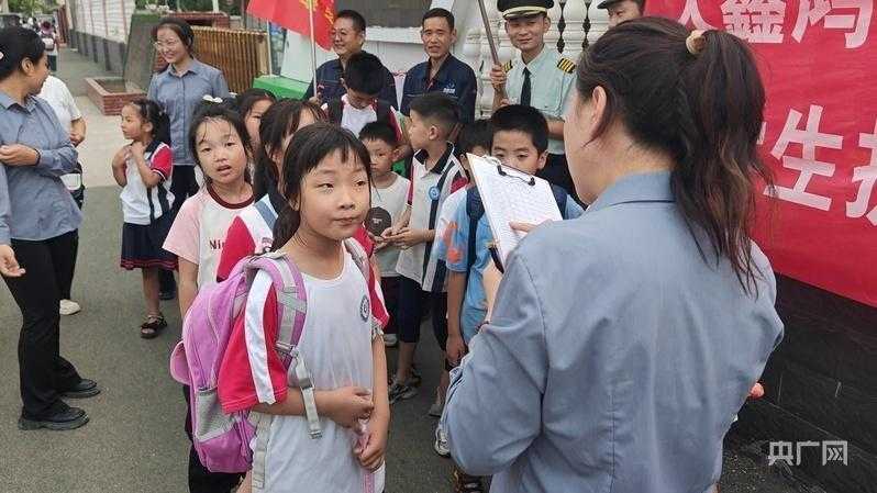  社区温度在此升腾；物业五年坚守，接娃之外更多温暖。 房产家居 社区温度在此升腾；物业五年坚守，接娃之外更多温暖。 房产家居