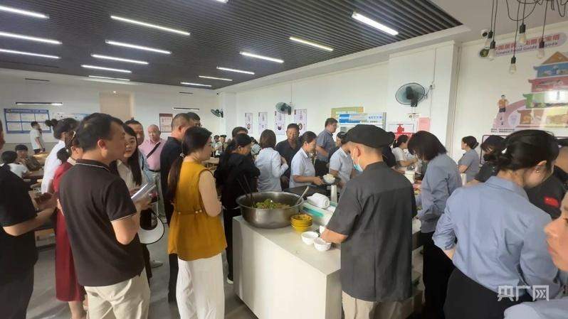  社区温度在此升腾；物业五年坚守，接娃之外更多温暖。 房产家居 社区温度在此升腾；物业五年坚守，接娃之外更多温暖。 房产家居