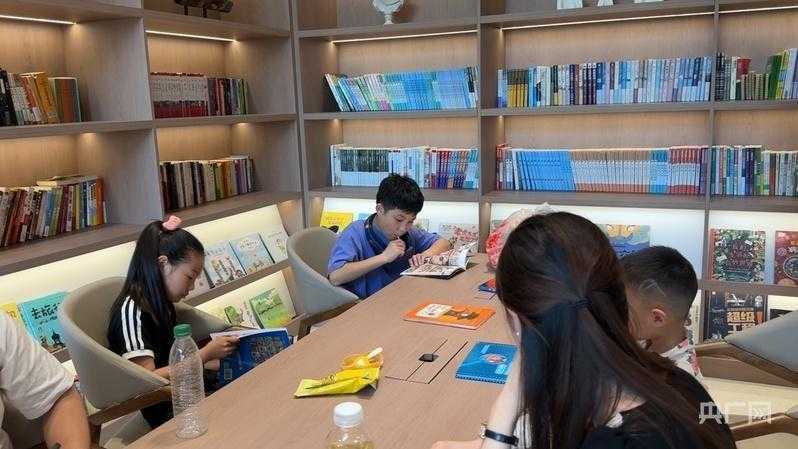  社区温度在此升腾；物业五年坚守，接娃之外更多温暖。 房产家居 社区温度在此升腾；物业五年坚守，接娃之外更多温暖。 房产家居