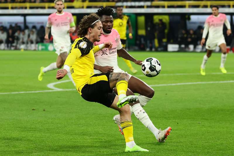 当VAR沉默时,谁来为公平发声?——一个球迷的无奈与期待 体育新闻 当VAR沉默时,谁来为公平发声?——一个球迷的无奈与期待 体育新闻