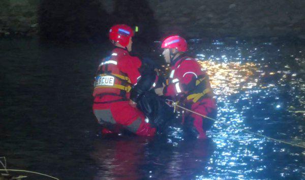 60米冰冷河水,60分钟生死营救:那个差点被淤泥吞噬的夜晚 新闻