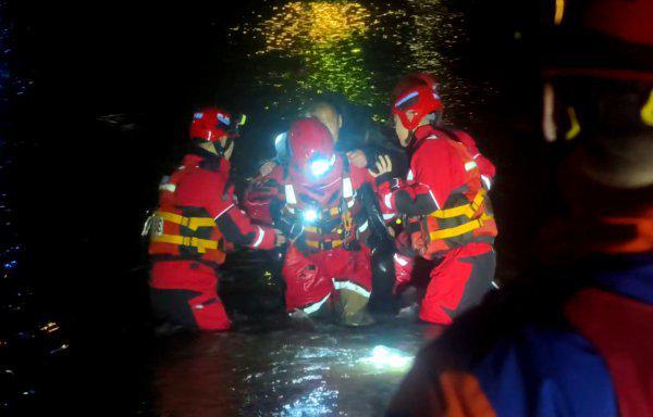 60米冰冷河水,60分钟生死营救:那个差点被淤泥吞噬的夜晚 新闻