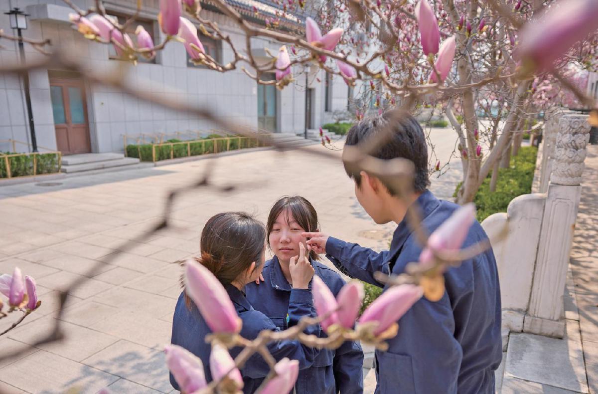  在所有人避之不及的地方，她们选择了坚守：五位女孩与生死之间的和解 情感心理