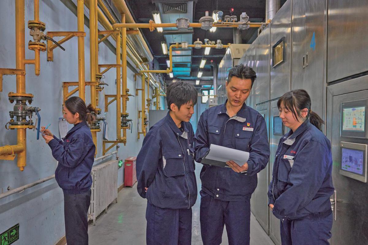  在所有人避之不及的地方，她们选择了坚守：五位女孩与生死之间的和解 情感心理