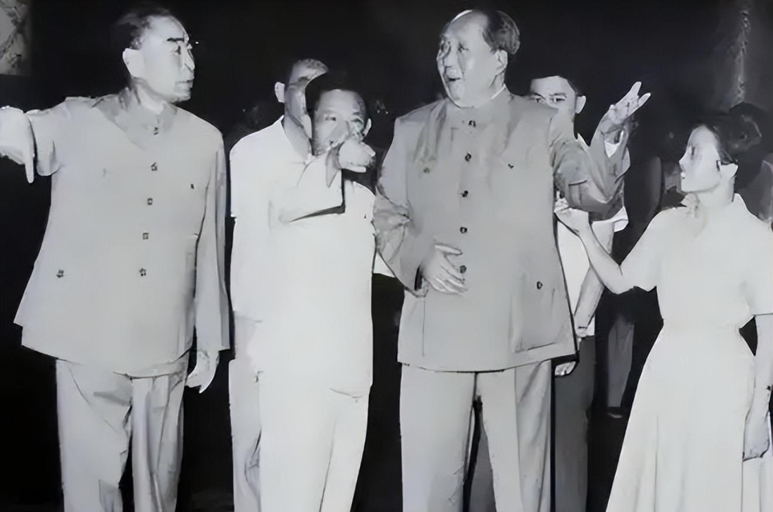  1952年教育特权风暴：毛主席拍桌子背后的制度破局与历史镜鉴 新闻